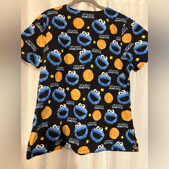Sesame Street Cookie Monster scrub top. Sz L “Late Night Munchies!” - Picture 6 of 6